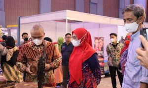 Bupati Luwu Timur, H. Budiman didampingi Ketua Dekranasda, Hj. Sufriaty, Kepala Disdagkoprinum, Senfry Octavianus dan Kepala Bidang Perindustrian, H. Hasiming menyambangi stand Dekranasda Lutim pada pameran Sulsel Craft 2022 di Hotel Four points By Sheraton Makassar, Selasa (07/06/2022).