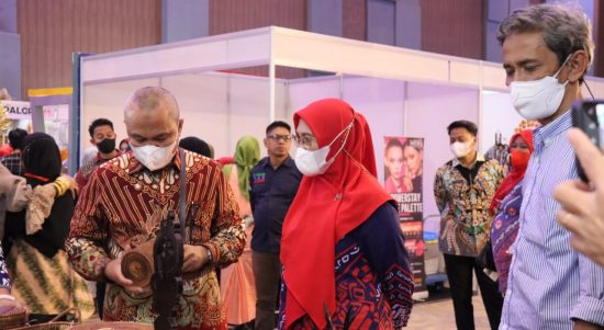 Bupati Luwu Timur, H. Budiman didampingi Ketua Dekranasda, Hj. Sufriaty, Kepala Disdagkoprinum, Senfry Octavianus dan Kepala Bidang Perindustrian, H. Hasiming menyambangi stand Dekranasda Lutim pada pameran Sulsel Craft 2022 di Hotel Four points By Sheraton Makassar, Selasa (07/06/2022).