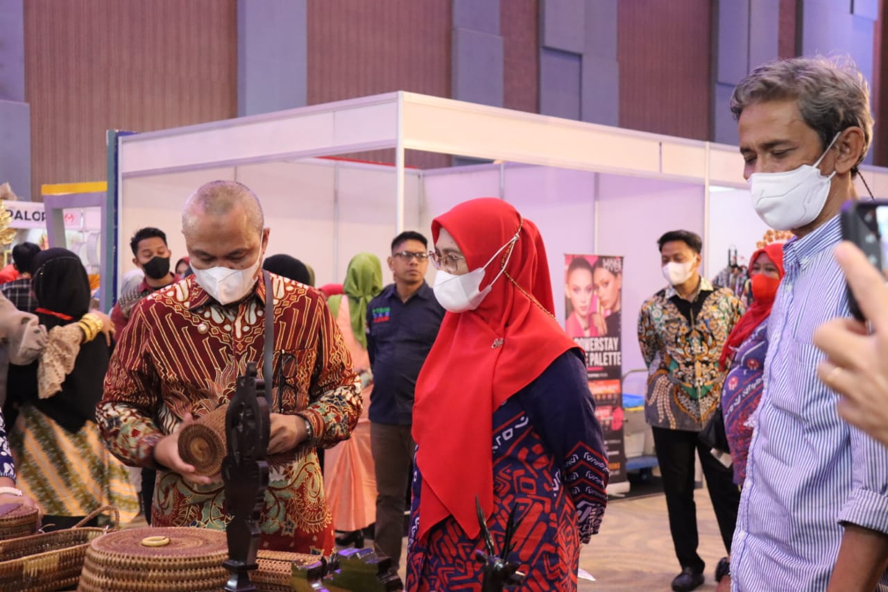 Bupati Luwu Timur, H. Budiman didampingi Ketua Dekranasda, Hj. Sufriaty, Kepala Disdagkoprinum, Senfry Octavianus dan Kepala Bidang Perindustrian, H. Hasiming menyambangi stand Dekranasda Lutim pada pameran Sulsel Craft 2022 di Hotel Four points By Sheraton Makassar, Selasa (07/06/2022).