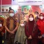 Ketua Dewan Kerajinan Nasional Daerah (Dekranasda) Luwu Timur (Lutim), Hj. Sufriaty berswa foto bersama Gubernur Sulsel, Andi Sudirman Sulaiman di saat menghadiri Musyawarah Daerah (Musda) dan Sulsel Craft 2022 di Hotel Four Points By Sheraton Makassar, Selasa (07/06/2022).