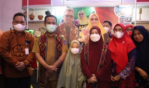 Ketua Dewan Kerajinan Nasional Daerah (Dekranasda) Luwu Timur (Lutim), Hj. Sufriaty berswa foto bersama Gubernur Sulsel, Andi Sudirman Sulaiman di saat menghadiri Musyawarah Daerah (Musda) dan Sulsel Craft 2022 di Hotel Four Points By Sheraton Makassar, Selasa (07/06/2022).