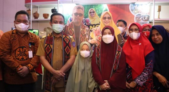 Ketua Dewan Kerajinan Nasional Daerah (Dekranasda) Luwu Timur (Lutim), Hj. Sufriaty berswa foto bersama Gubernur Sulsel, Andi Sudirman Sulaiman di saat menghadiri Musyawarah Daerah (Musda) dan Sulsel Craft 2022 di Hotel Four Points By Sheraton Makassar, Selasa (07/06/2022).