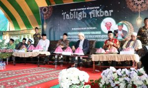 Ketua DPRD Lutim, Aripin bersama Bupati Lutim, H. Budiman dan Tuan Guru Bajang dalam acara Tabligh Akbar yang berlangsung di Pondok Pesantren As-Syafi’iya Hamzanwadi, Desa Taripa, Kecamatan Angkona, Kamis (09/06/2022).