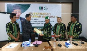 Penyerahan Berkas Musda Oleh Kordinator Steering Committee, Baso Akbar kepada Formateur KAHMI Luwu Timur, Ramadhan Pirade di Wisma Golden, Malili, Jum'at (10/06/22).