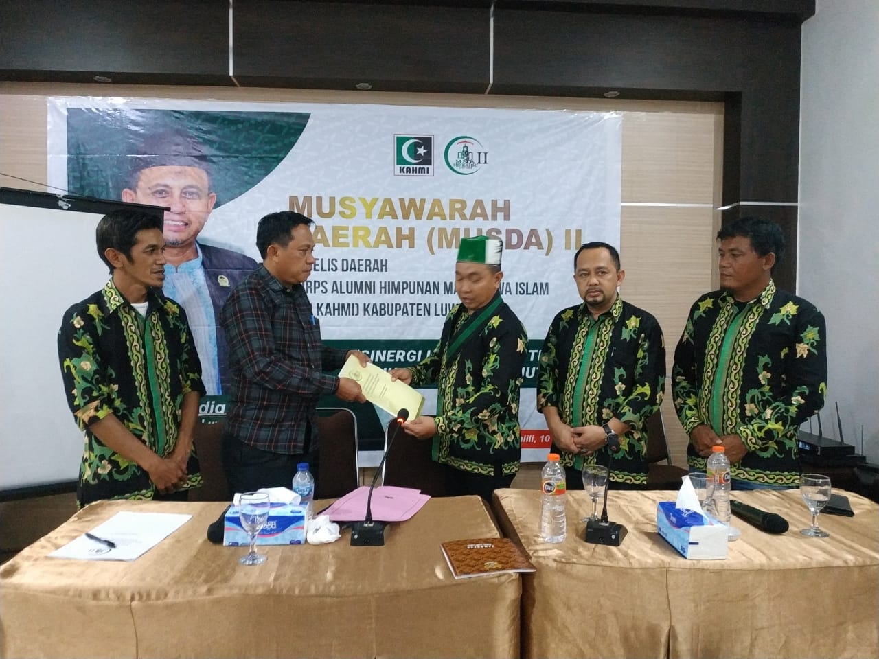 Penyerahan Berkas Musda Oleh Kordinator Steering Committee, Baso Akbar kepada Formateur KAHMI Luwu Timur, Ramadhan Pirade di Wisma Golden, Malili, Jum'at (10/06/22).
