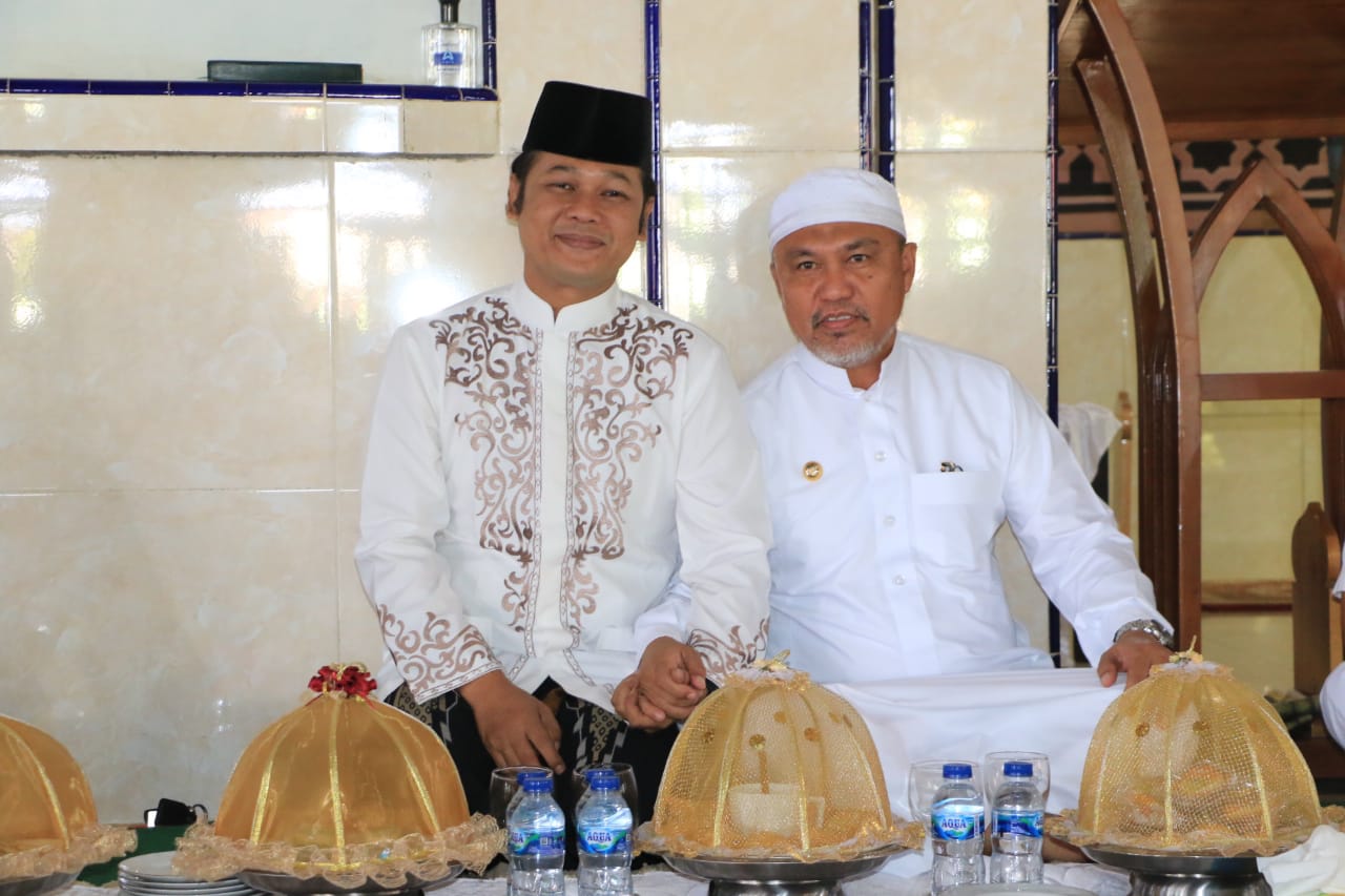 Bupati Luwu Timur, H. Budiman bersama Ketua TP PKK Kabupaten Luwu Timur, Hj. Sufriyati Budiman menghadiri Roadshow Safari Dakwah Kampung Qur’an Juara bersama KH. Muhammad Syauqi, MZ. Putra Almarhum KH. Zainuddin MZ. yang diselenggarakan oleh Majelis Taklim Kecamatan Towuti, di Masjid Raya AT Taqwa Langkea Raya, Kecamatan Towuti, Jumat (10/06/2022).