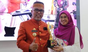 Bupati Luwu Timur (Lutim), H. Budiman didampingi Ketua TP PKK Lutim, Hj. Sufriaty, Sekretaris Daerah (Sekda), H. Bahri Suli, serta para staf ahli, para asisten dan seluruh Kepala Organisasi Perangkat Daerah (OPD) Lingkup Pemerintah Kabupaten Lutim, kembali melakukan troatsmasters club dengan mengenakan pakai adat, di Aula Rujab Bupati, Jumat (10/06/2022).