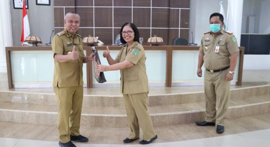 43 peserta Pesparawi Kabupaten Luwu Timur yang mewakili Provinsi Sulawesi Selatan pada lomba Pesta Paduan Suara Gerejawi (Pesparawi) Nasional di Kota Jogjakarta pada Tanggal 19 – 26 Juni 2022 mendatang secara resmi dilepas oleh Bupati Luwu Timur, H. Budiman, di Aula Rujab Bupati, Selasa (14/06/2022).