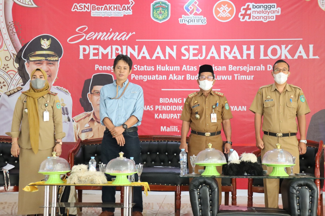 Kepala Dinas Pendidikan dan Kebudayaan (Disdikbud) Kabupaten Lutim, La Besse mewakili Bupati Luwu Timur didampingi Kabid Kebudayaan, Zulhidayah, Pamong Budaya Ahli Muda, Iswadi, Sekdis Parmudora, Agus Thobarani, serta Macoa Bawalipu, Bau Muh. Aras Abdi To Baji Pua Sinri, membuka Seminar Pembinaan Sejarah Lokal di Aula Kantor Disdikbud, Selasa (14/06/2022).