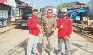 Pemerintah Kecamatan Malili melakukan gotong royong untuk membersihkan dan merapikan lapak para pedagang yang ada di pinggir jalan pasar, sementara Dinas Kominfo-SP merapikan bahu jalan,” Rabu (15/06/2022).