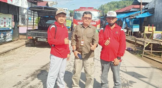 Pemerintah Kecamatan Malili melakukan gotong royong untuk membersihkan dan merapikan lapak para pedagang yang ada di pinggir jalan pasar, sementara Dinas Kominfo-SP merapikan bahu jalan,” Rabu (15/06/2022).