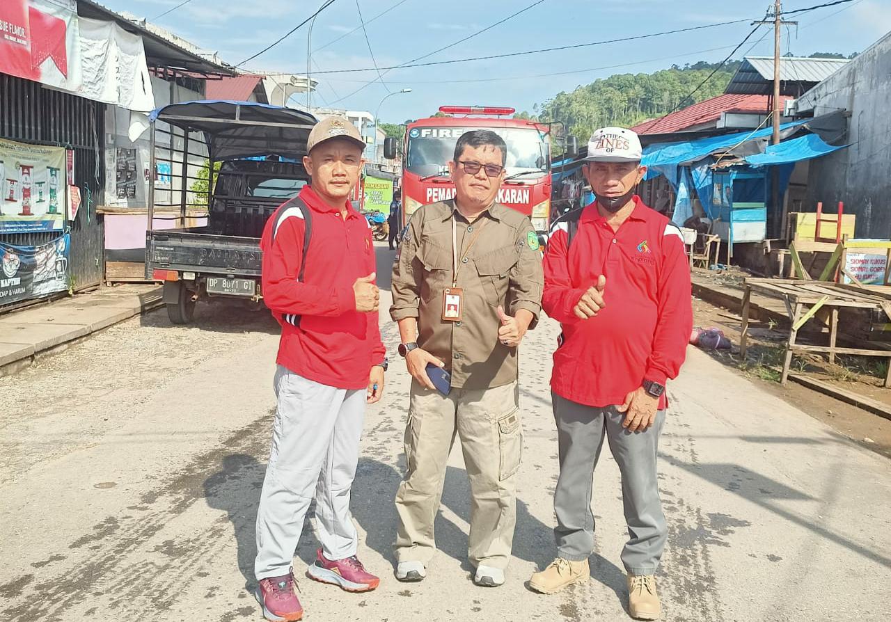 Pemerintah Kecamatan Malili melakukan gotong royong untuk membersihkan dan merapikan lapak para pedagang yang ada di pinggir jalan pasar, sementara Dinas Kominfo-SP merapikan bahu jalan,” Rabu (15/06/2022).