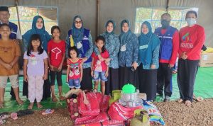 Ketua Tim Penggerak (TP) Pemberdayaan Kesejahteraan Keluarga (PKK) Kabupaten Luwu Timur (Lutim), Hj. Sufriaty bersama Kepala Dinas Sosial Pemberdayaan Perempuan dan Perlindungan Anak (Dinsos P3A), Sukarti, menyambangi sekaligus memberikan dukungan moril kepada korban kebakaran di Jl. Krakatau, F. 296 RT 10 Lingkungan Lawewu Sorowako, Kelurahan Magani, Kecamatan Nuha, Rabu (15/06/2022).