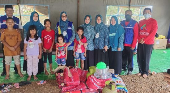 Ketua Tim Penggerak (TP) Pemberdayaan Kesejahteraan Keluarga (PKK) Kabupaten Luwu Timur (Lutim), Hj. Sufriaty bersama Kepala Dinas Sosial Pemberdayaan Perempuan dan Perlindungan Anak (Dinsos P3A), Sukarti, menyambangi sekaligus memberikan dukungan moril kepada korban kebakaran di Jl. Krakatau, F. 296 RT 10 Lingkungan Lawewu Sorowako, Kelurahan Magani, Kecamatan Nuha, Rabu (15/06/2022).