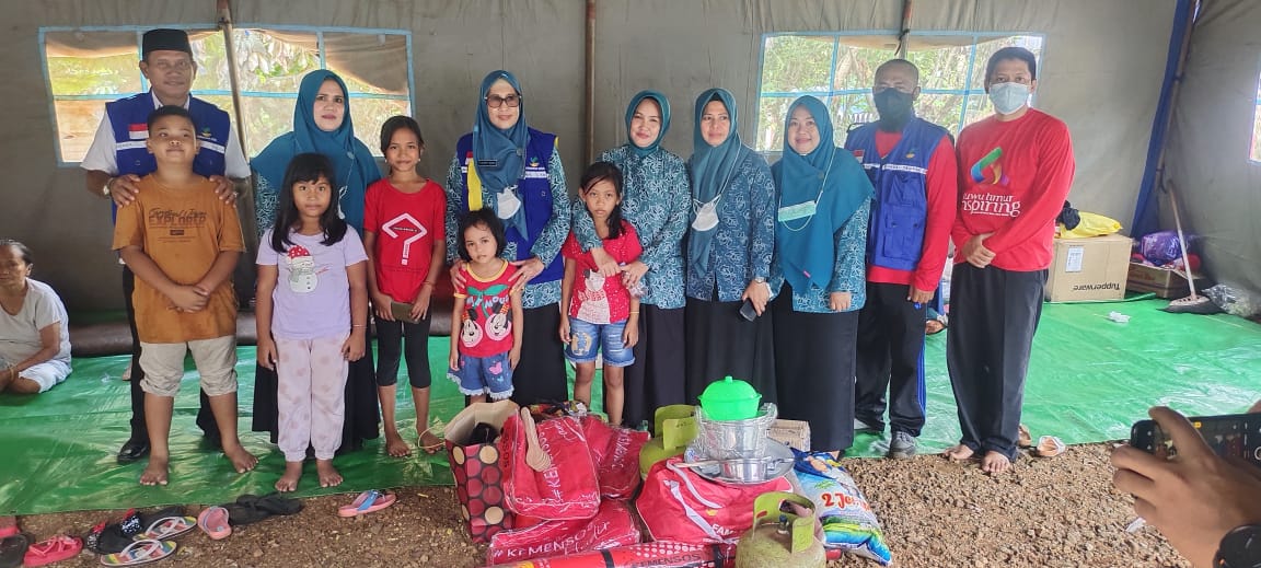 Ketua Tim Penggerak (TP) Pemberdayaan Kesejahteraan Keluarga (PKK) Kabupaten Luwu Timur (Lutim), Hj. Sufriaty bersama Kepala Dinas Sosial Pemberdayaan Perempuan dan Perlindungan Anak (Dinsos P3A), Sukarti, menyambangi sekaligus memberikan dukungan moril kepada korban kebakaran di Jl. Krakatau, F. 296 RT 10 Lingkungan Lawewu Sorowako, Kelurahan Magani, Kecamatan Nuha, Rabu (15/06/2022).