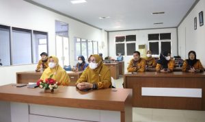 Ketua Dekranasda Lutim didampingi Sekretaris Dekranasda, A. Yuniati Adnan beserta penggurus menghadiri pelantikan ketua Dekranasda Provinsi Kalimantan Tengah dan Sulawesi Selatan (Sulsel) secara virtual, di ruang Media Center Diskominfo-SP, Jumat (17/06/2022).