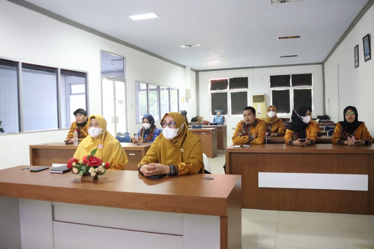 Ketua Dekranasda Lutim didampingi Sekretaris Dekranasda, A. Yuniati Adnan beserta penggurus menghadiri pelantikan ketua Dekranasda Provinsi Kalimantan Tengah dan Sulawesi Selatan (Sulsel) secara virtual, di ruang Media Center Diskominfo-SP, Jumat (17/06/2022).