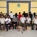 Satpol PP menemukan 4 pasangan yang bukan suami istri di beberapa tempat di Kecamatan Tomoni serta mengamankan beberapa botol minuman keras (miras) yang di jual di beberapa toko-toko diwilayah yang sama, Sabtu (18/06/2022).