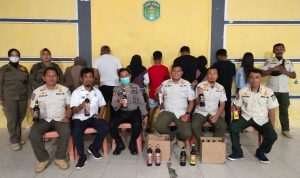 Satpol PP menemukan 4 pasangan yang bukan suami istri di beberapa tempat di Kecamatan Tomoni serta mengamankan beberapa botol minuman keras (miras) yang di jual di beberapa toko-toko diwilayah yang sama, Sabtu (18/06/2022).