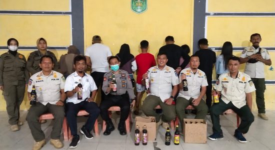 Satpol PP menemukan 4 pasangan yang bukan suami istri di beberapa tempat di Kecamatan Tomoni serta mengamankan beberapa botol minuman keras (miras) yang di jual di beberapa toko-toko diwilayah yang sama, Sabtu (18/06/2022).