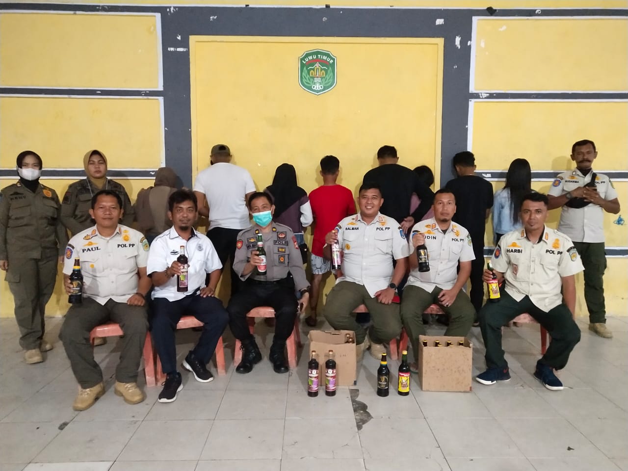 Satpol PP menemukan 4 pasangan yang bukan suami istri di beberapa tempat di Kecamatan Tomoni serta mengamankan beberapa botol minuman keras (miras) yang di jual di beberapa toko-toko diwilayah yang sama, Sabtu (18/06/2022).