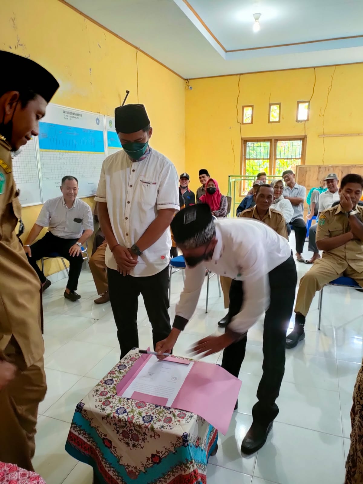 Kepala Desa Bawalipu Lantik Dua Kepala dusun yang terpilih yaitu Candra selaku kepala dusun Saluborro dan Rasdin Kepala dusun Sambote, di Aula Kantor Desa Bawalipu, Senin (20/06/22).