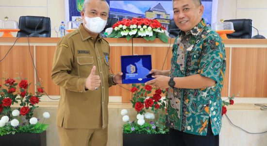 Bupati Luwu Timur, H. Budiman membuka secara resmi Bimbingan Teknis (Bimtek) Penyusunan Standar Operasional Prosedur (SOP) Pelayanan di Tingkat Desa, di Aula Sasana Praja Kantor Bupati Luwu Timur, Selasa (21/06/2022).