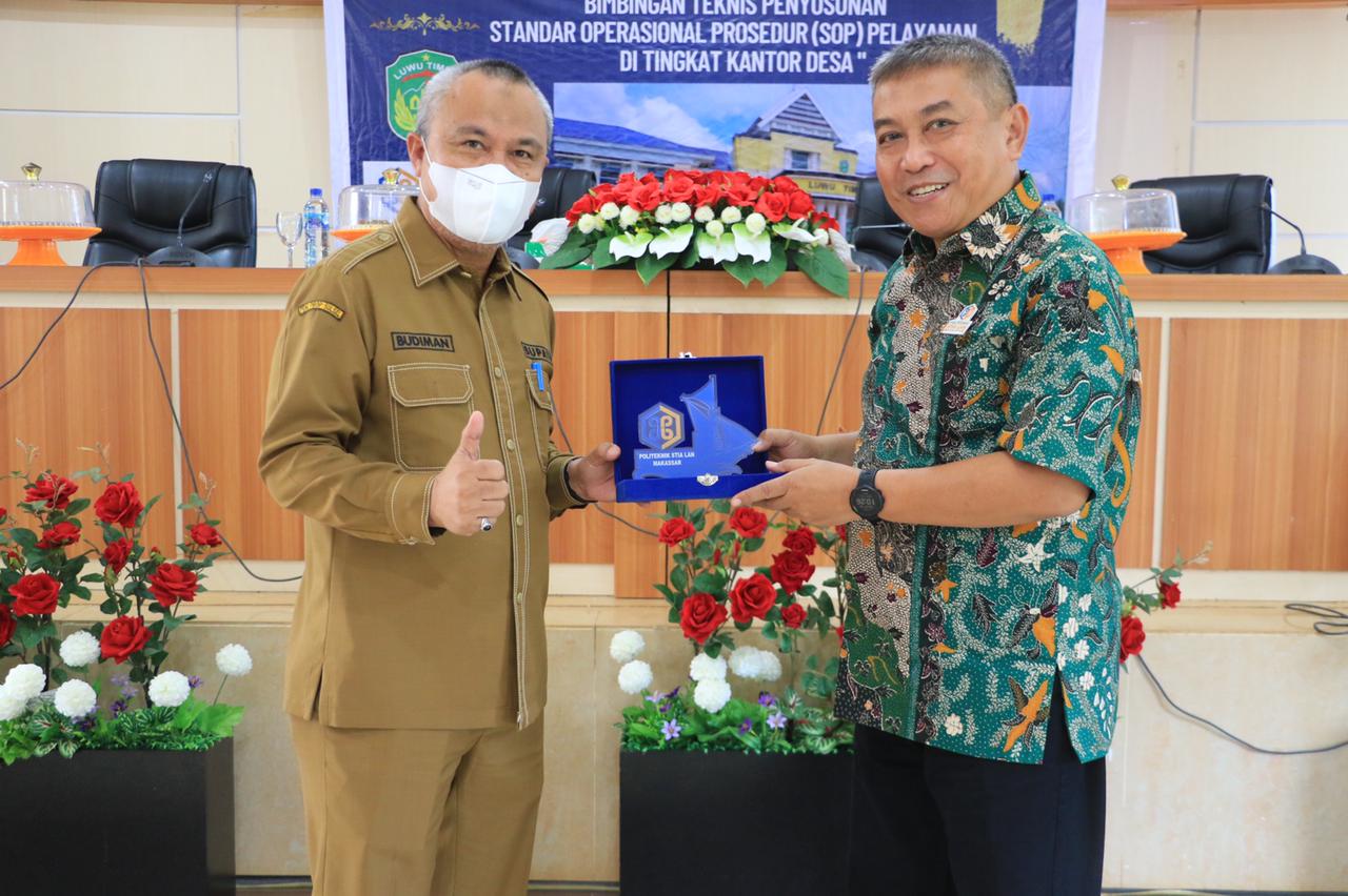 Bupati Luwu Timur, H. Budiman membuka secara resmi Bimbingan Teknis (Bimtek) Penyusunan Standar Operasional Prosedur (SOP) Pelayanan di Tingkat Desa, di Aula Sasana Praja Kantor Bupati Luwu Timur, Selasa (21/06/2022).