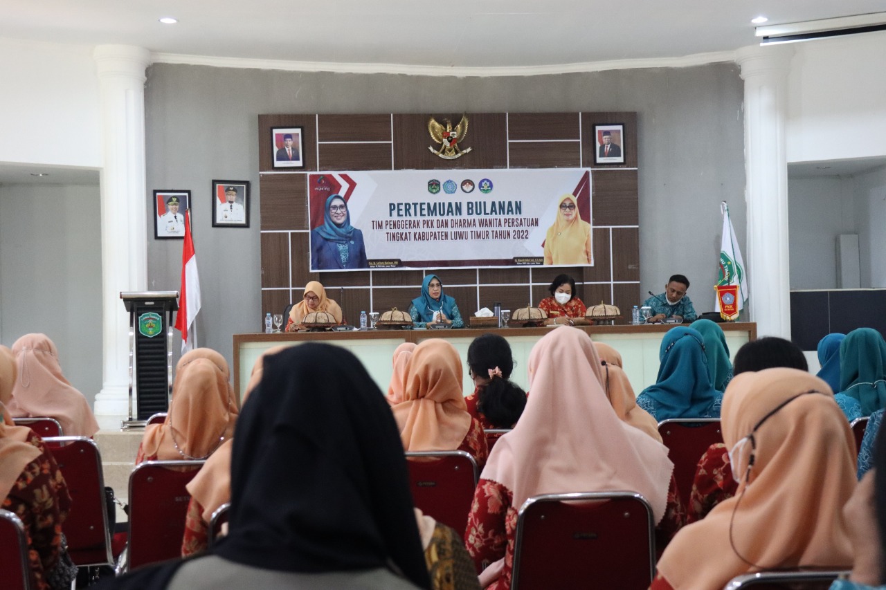 Hj. Sufriaty Budiman memimpin rapat Bulanan TP PKK bersama Dharma Wanita Persatuan (DWP) Tingkat Kabupaten Luwu Timur (Lutim), di Aula Rujab Bupati Lutim, Selasa (21/06/2022).