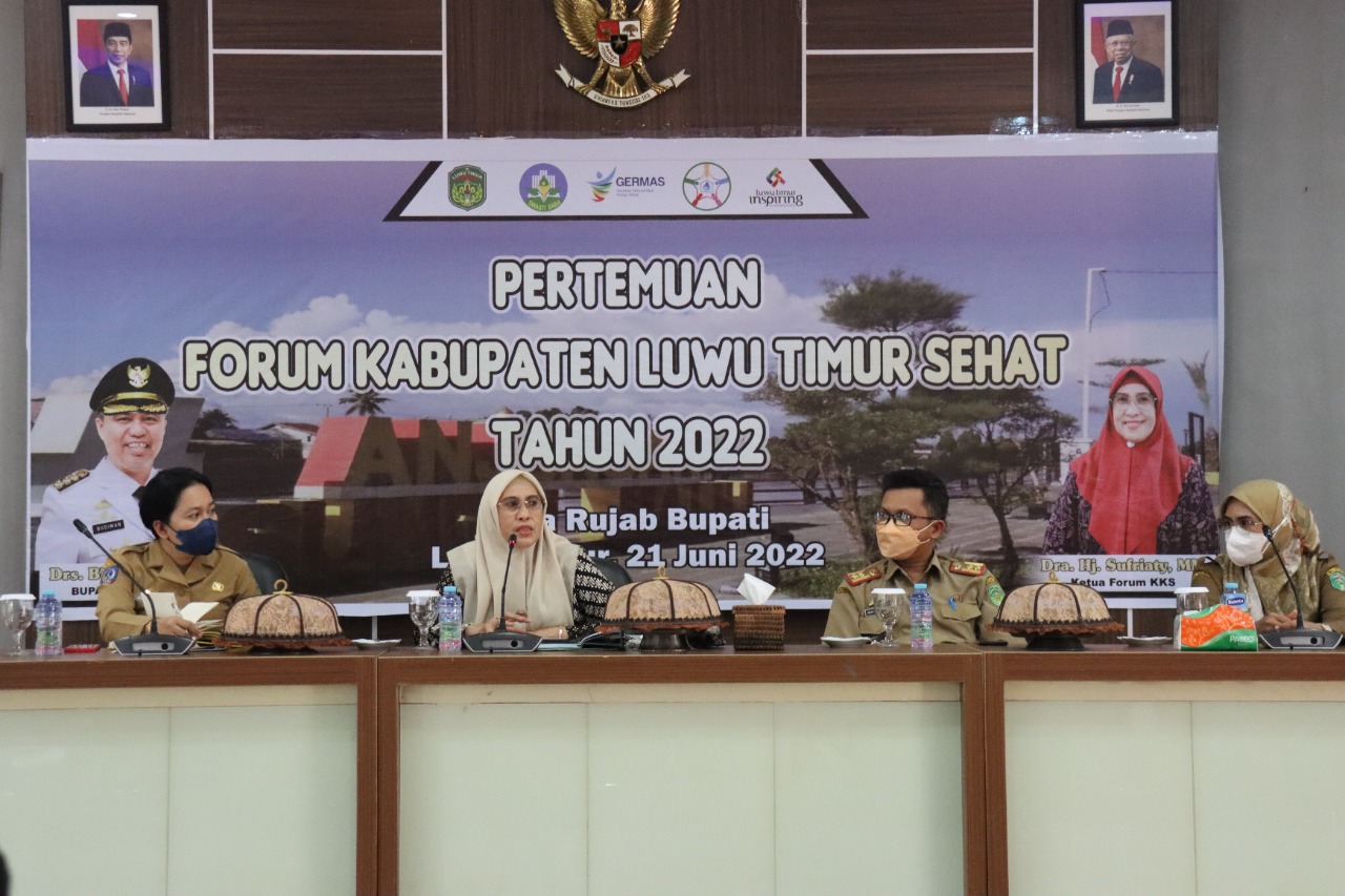 Ketua Forum Kabupaten Kota Sehat (KKS) Kabupaten Luwu Timur, Hj. Sufriaty Budiman, didampingi Sekretaris Dinas Lingkungan Hidup (DLH), Umar Hasan Dalle dan Kepala Bidang (Kabid) Pemerintahan dan Pembangunan Manusia, Delta Datutasik, menggelar pertemuan Forum KKS Luwu Timur Sehat dengan agenda membahas terkait Rencana Kerja (Renja) Tahunan, di Aula Rujab Bupati, Selasa (21/06/2022).