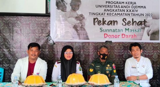 Mahasiswa KKN Unanda menggelar kegiatan Sunnatan Massal dan Donor Darah yang bertemakan "Pekan Sehat" di kecamatan Bajo Barat, Luwu, di Puskesmas Bajo Barat, Rabu (22/06/22).