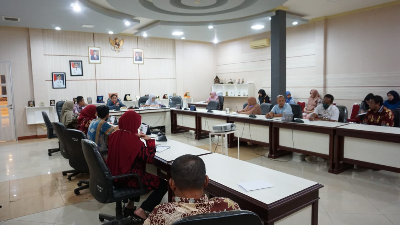 Sekretariat DPRD Luwu Timur Melakukan Rapat Koordinasi bertujuan untuk mengevaluasi kinerja seluruh pejabat dan staf, di ruang aspirasi, Kamis (23/06/22).