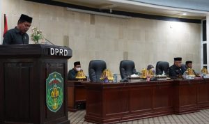 Wahidin Wahid membacakan laporan hasil LHP-BPK RI, di Ruang Sidang Paripurna DPRD, Selasa (28/06/22).