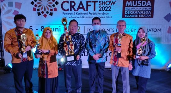 Dewan Kerajinan Nasional Daerah (Dekranasda) Kabupaten Luwu Timur (Lutim) sukses meraih lima penghargaan pada pameran Sulsel Craft 2022 bertempat di Hotel Four Points By Sheraton Makassar, Rabu (08/06/2022).