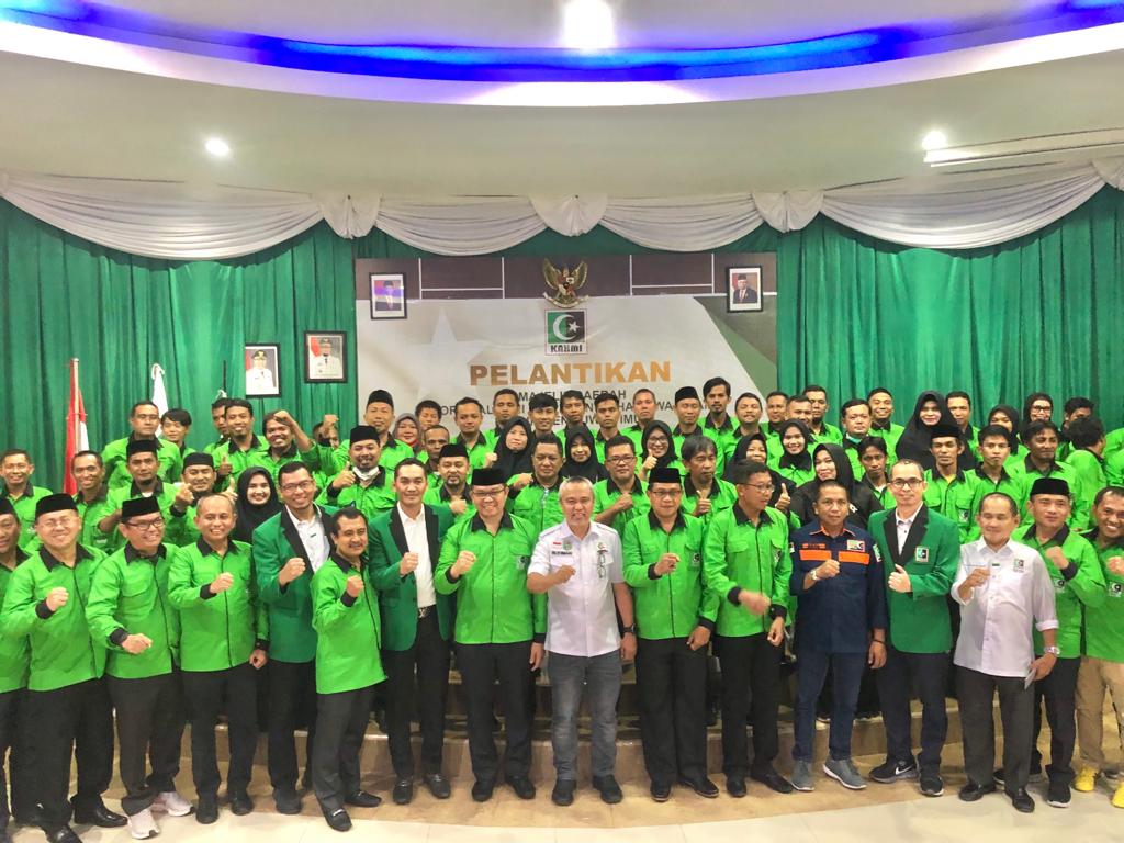 Bupati Luwu Timur, H. Budiman dikukuhkan sebagai anggota kehormatan KAHMI oleh Presidium Majelis Wilayah KAHMI Provinsi Sulawesi selatan, Muhammad Natsir bertempat di Rumah Jabatan Bupati Luwu Timur, Minggu (03/07/2022).