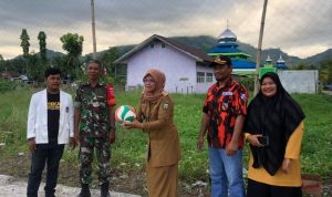 Pemerintah kecamatan Bajo Barat, Hj. Rahmatiah meresmikan pekan olahraga yang digelar Mahasiswa KKN Unanda di Desa Kadong-Kadong, Senin (04/07/22).
