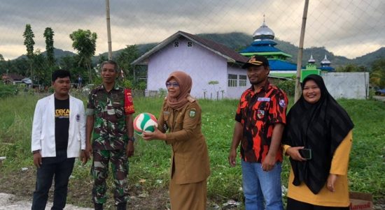 Pemerintah kecamatan Bajo Barat, Hj. Rahmatiah meresmikan pekan olahraga yang digelar Mahasiswa KKN Unanda di Desa Kadong-Kadong, Senin (04/07/22).