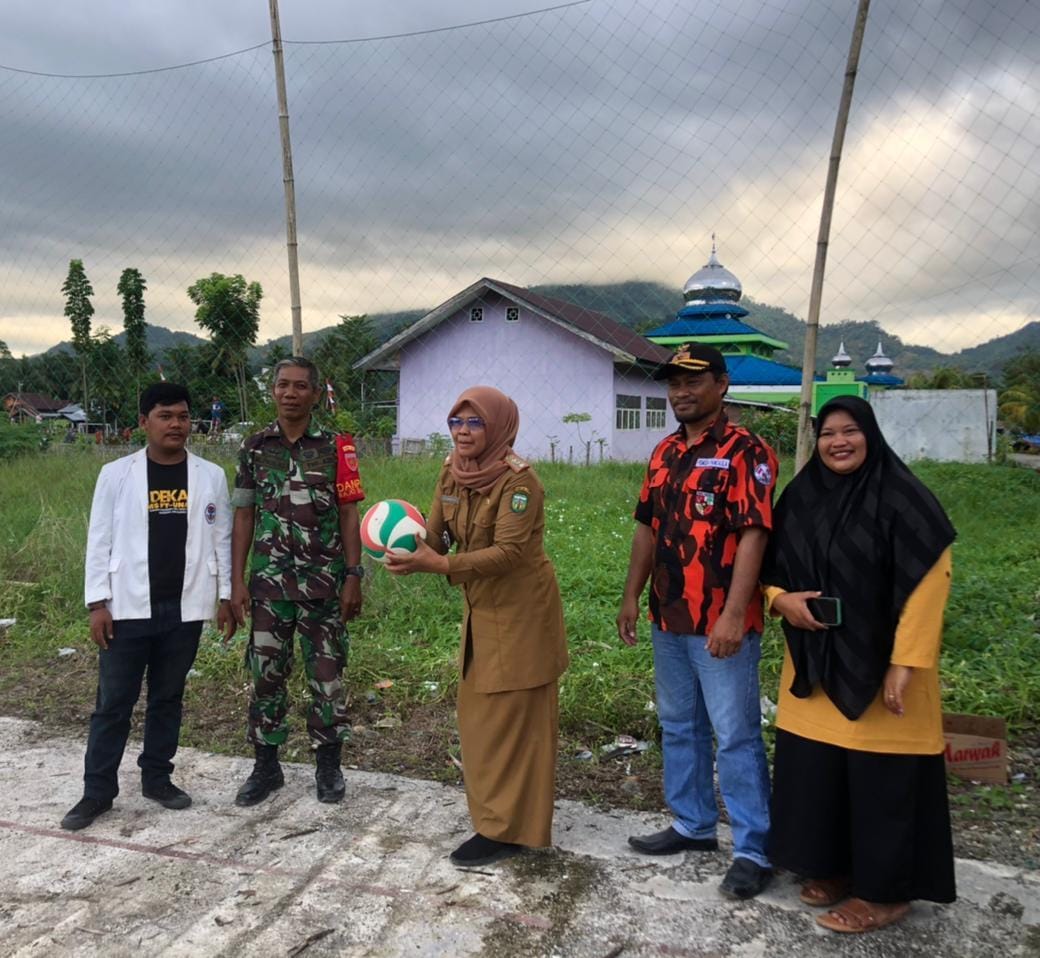 Pemerintah kecamatan Bajo Barat, Hj. Rahmatiah meresmikan pekan olahraga yang digelar Mahasiswa KKN Unanda di Desa Kadong-Kadong, Senin (04/07/22).