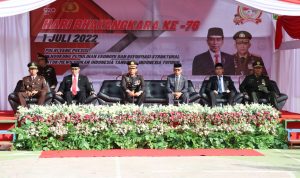 Sekretaris Daerah, H. Bahri Suli bersama Forkopimda Lutim diantaranya Kapolres Lutim, AKBP. Silvester MM. Simamora, Ketua DPRD Lutim, Aripin, Kajari Lutim, Muh. Zubair, Perwira Penghubung, Mayor CBA Bachtiar, dan Mewakili Hakim Ketua Pengadilan Negeri Malili, Satrio Pradana, mengikuti secara virtual Upacara HUT Bhayangkara ke-76, di Halaman Mapolres Lutim, Selasa (05/07/2022).