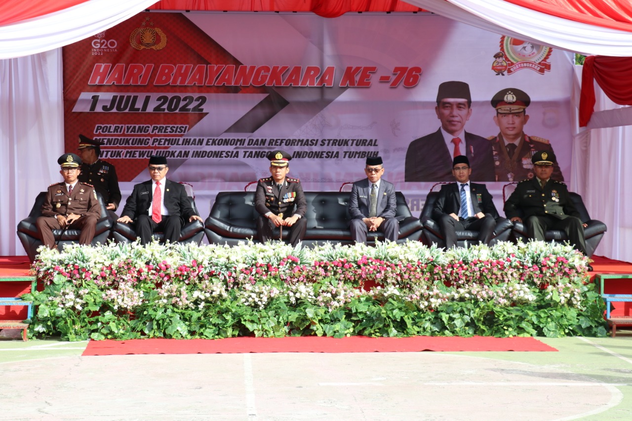 Sekretaris Daerah, H. Bahri Suli bersama Forkopimda Lutim diantaranya Kapolres Lutim, AKBP. Silvester MM. Simamora, Ketua DPRD Lutim, Aripin, Kajari Lutim, Muh. Zubair, Perwira Penghubung, Mayor CBA Bachtiar, dan Mewakili Hakim Ketua Pengadilan Negeri Malili, Satrio Pradana, mengikuti secara virtual Upacara HUT Bhayangkara ke-76, di Halaman Mapolres Lutim, Selasa (05/07/2022).