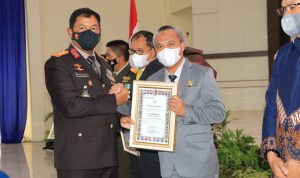 Kapolda Sulawesi Selatan, Irjen. Pol. Drs. Nana Sudjana, AS,M.M menyerahkan Piagam Penghargaan Kepada Bupati Luwu Timur, H. Budiman di syukuran perayaan hari jadi Bhayangkara ke 76 Tahun yang bertempat di Aula Mappaodang Mapolda Sulawesi Selatan, Selasa (05/07/2022).