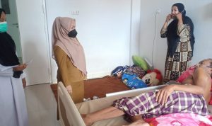 Anggota DPRD Heryanti Harun menjenguk konstituennya di RS I Laga Ligo, Luwu Timur, Rabu (06/07/22).