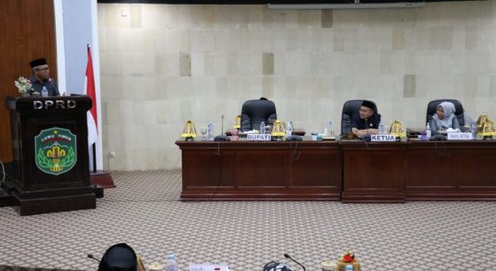 Bupati Luwu Timur, H. Budiman menghadiri Rapat Paripurna dengan agenda Jawaban Bupati Terhadap Pandangan Umum Fraksi-Fraksi Terhadap Rancangan Perda tentang Pertanggungjawaban Pelaksanaan APBD TA. 2021 di ruang paripurna DPRD Lutim, Rabu (06/07/2022).
