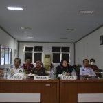 Asisten Pemerintahan dan Kesejahteraan Rakyat (Kesra), Aini Endis Anrika mewakili Bupati Lutim, bersama Forum Koordinasi Pimpinan Daerah (Forkopimda) Lutim dan beberapa Kepala Organisasi Perangkat Daerah (OPD) mengikuti Rapat Koordinasi (Rakor) dengan Forkopimda Sulawesi Selatan (Sulsel) secara virtual di Ruang Media Center Diskominfo-SP, Rabu (06/07/2022).