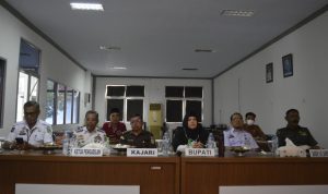 Asisten Pemerintahan dan Kesejahteraan Rakyat (Kesra), Aini Endis Anrika mewakili Bupati Lutim, bersama Forum Koordinasi Pimpinan Daerah (Forkopimda) Lutim dan beberapa Kepala Organisasi Perangkat Daerah (OPD) mengikuti Rapat Koordinasi (Rakor) dengan Forkopimda Sulawesi Selatan (Sulsel) secara virtual di Ruang Media Center Diskominfo-SP, Rabu (06/07/2022).