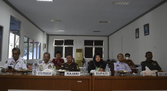 Asisten Pemerintahan dan Kesejahteraan Rakyat (Kesra), Aini Endis Anrika mewakili Bupati Lutim, bersama Forum Koordinasi Pimpinan Daerah (Forkopimda) Lutim dan beberapa Kepala Organisasi Perangkat Daerah (OPD) mengikuti Rapat Koordinasi (Rakor) dengan Forkopimda Sulawesi Selatan (Sulsel) secara virtual di Ruang Media Center Diskominfo-SP, Rabu (06/07/2022).