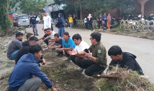 Dinas Komunikasi, Informatika, Statistik dan Persandian (Kominfo-SP) Kabupaten Luwu Timur bekerjasama dengan Pemerintah Desa dan masyarakat Baruga menggelar aksi bersih lingkungan diseputaran jalan Anggur dan jalan Belimbing Desa Baruga, Kecamatan Malili, Rabu (06/07/2022).