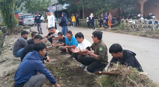 Dinas Komunikasi, Informatika, Statistik dan Persandian (Kominfo-SP) Kabupaten Luwu Timur bekerjasama dengan Pemerintah Desa dan masyarakat Baruga menggelar aksi bersih lingkungan diseputaran jalan Anggur dan jalan Belimbing Desa Baruga, Kecamatan Malili, Rabu (06/07/2022).