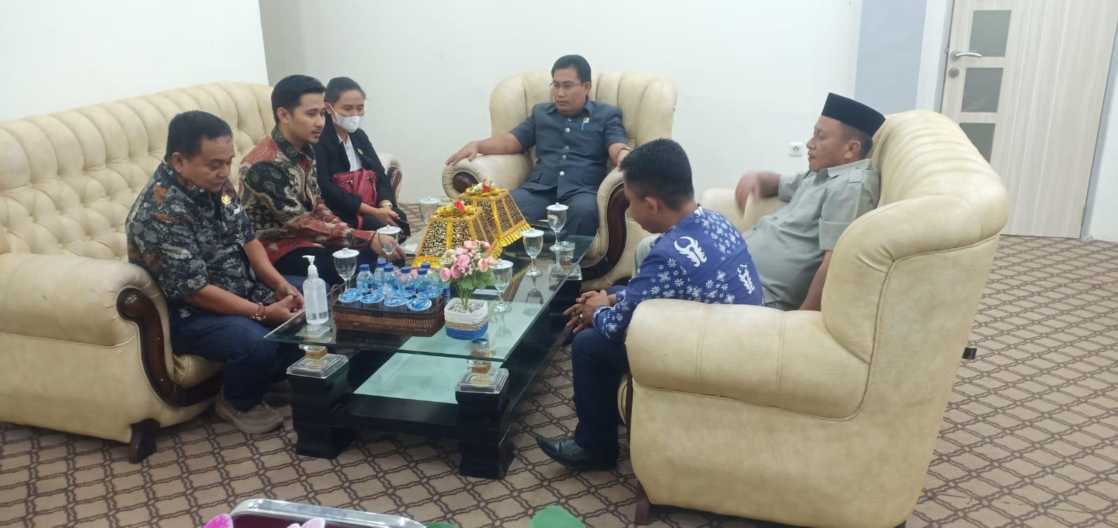 Anggota DPRD Kabupaten Luwu Timur menerima kunjungan kerja anggota DPRD Kabupaten Sigi membahas terkait Rencana Pembangunan Wilayah Perdesaan, di Ruang Sekertaris Dewan, Rabu (06/07/22).