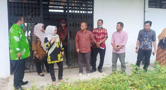 Anggota DPRD Kabupaten Luwu Timur kunjungan di pasar Tarengge, salah satu pasar yang bangunannya tidak difungsikan, Kamis (07/07/22).